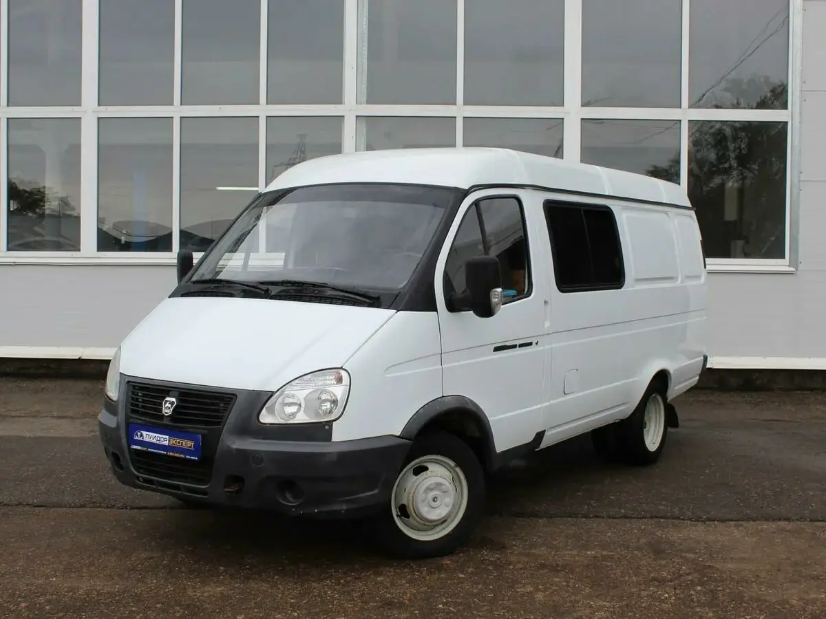 Автомобиль сопровождения ритуального кортежа у здания сервисного центра